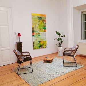 Bild zeigt Beratungsraum in einer stilvoll eingerichteten Altbauwohnung.