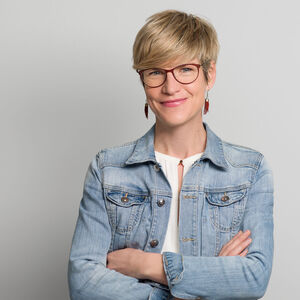 Bild zeigt freundliches Portrait von Michaela Moser-Steigerwald in Jeansjacke.